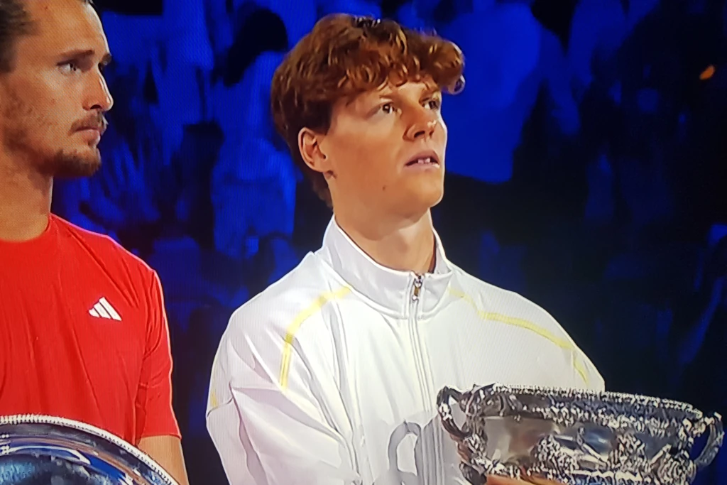 Jannik Sinner e Alexander Zverev durante la premiazione all'Australian Open 2025