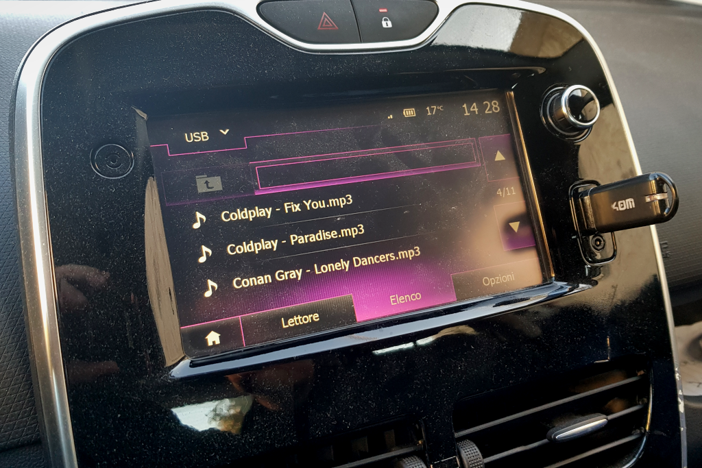 Il medianav della mia Renault Clio che visualizza le tracce audio dalla mia pendrive