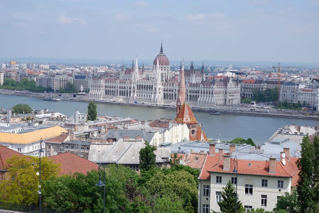 Vista panoramica sul Danubio e il Palazzo del Parlamento ungherese